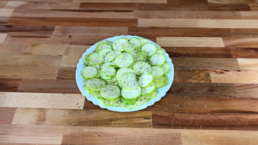 zucchini slices with salt and pepper