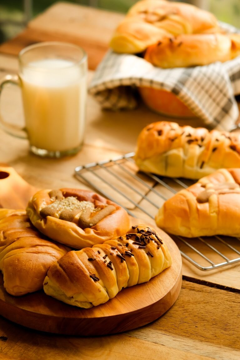 Beautiful pastries: easy to achieve with a condensed milk glaze