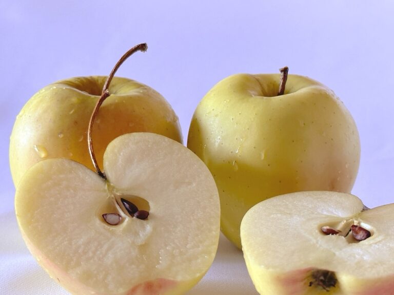 Freshly grated apples: why grating apples moments before using them makes a difference