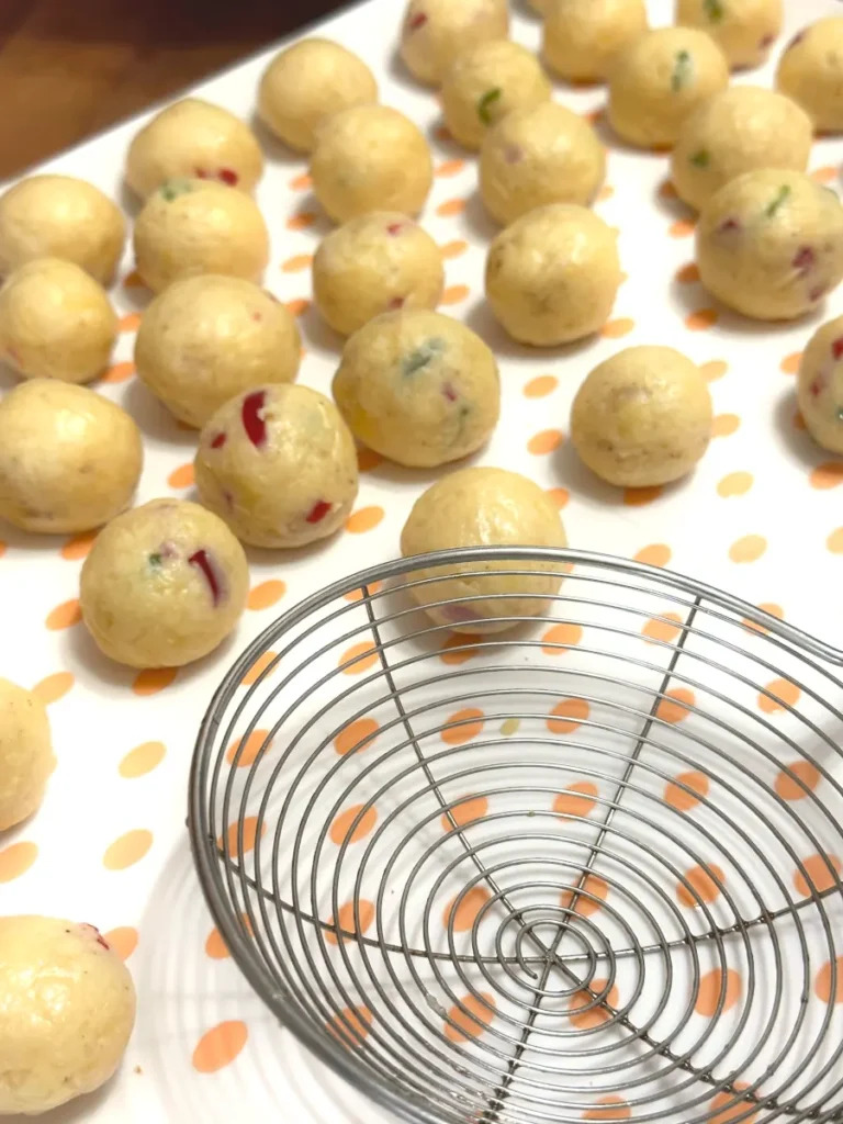 prepared red and green chili cheesy balls